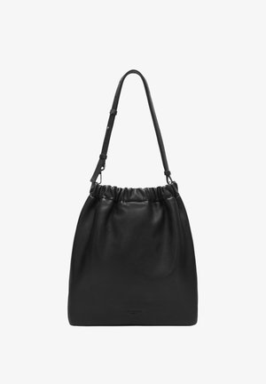 Borsa a tracolla in pelle nera con parte superiore arricciata e tracolla regolabile, design minimalista, texture morbida e logo in rilievo sottile al centro in basso.