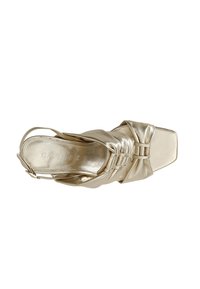 Kultainen metallinen slingback-sandaali, jossa on neliömäinen kärki, kerätty kangasdetalji ja säädettävä nilkkahihna. Sileä nahkainen pinta.