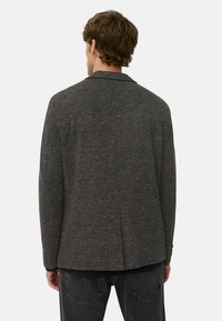 Grau strukturierter Blazer mit Schalkragen, einzelnem Schlitz und geknöpften Manschetten, aus einem Mischgewebe gefertigt für eine moderne Passform.