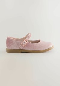 Rosa sammets Mary Jane-sko med rund tå, justerbar rem med en metallspänne och en platt gummisula.