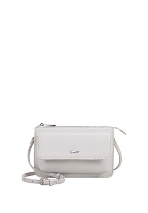 Witte leren crossbodytas met voorvak met klep, zilverkleurig vosvormig logo, ritssluiting en verstelbare band op een witte achtergrond.