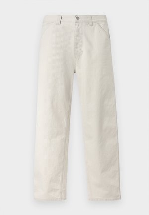 Ανοιχτό μπεζ παντελόνι ίσιας γραμμής με διακριτικές κάθετες ρίγες, κλείσιμο με κουμπιά μπροστά, θηλιές για ζώνη και πλαϊνές τσέπες.