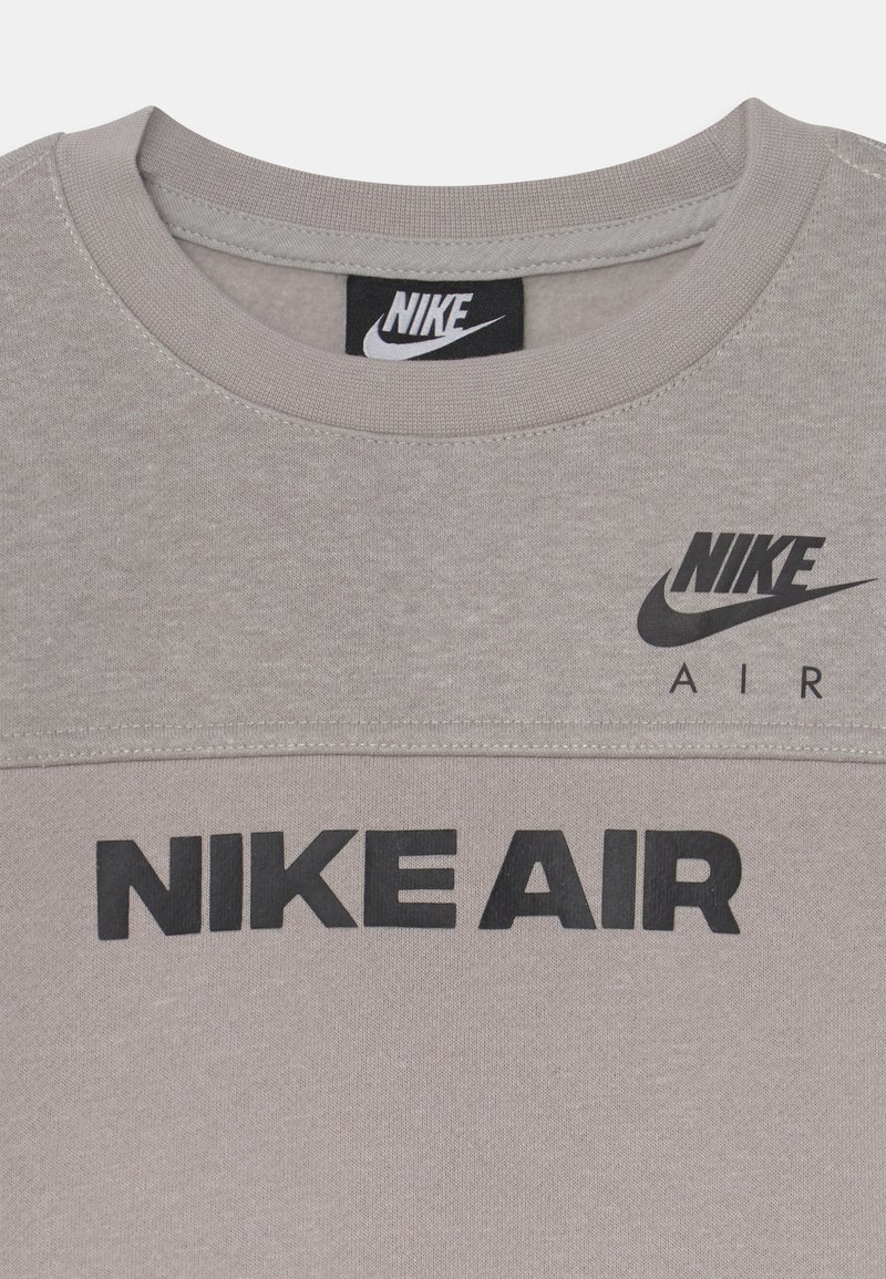 Kinder Jumpsuits & Playsuits | Nike Sportswear AIR CREW PANT SET Trainingsanzug iron ore/grau - XZ32211 Kinder Jumpsuits & Playsuits | Nike Sportswear AIR CREW PANT SET Trainingsanzug iron ore/grau - XZ32211