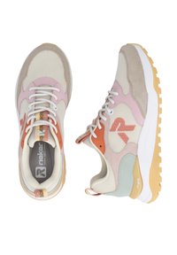 Sneaker mit einem beigen Mesh-Obermaterial, pinken und orangenen Wildleder-Akzenten, weißen Schnürsenkeln und einer strukturierten gelben Gummisohle für besseren Halt.