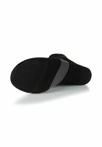 Calzino nero con una texture liscia, dotato di punta e tallone rinforzati. Sottili strisce grigie avvolgono la parte centrale del piede per una presa migliore.