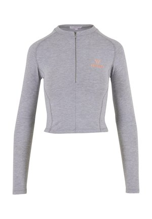 Szara, krótka bluza sportowa z długimi rękawami i zamkiem błyskawicznym przy szyi, ozdobiona jasnoróżowym logo na piersi. Gładka tekstura oraz dopasowany krój.