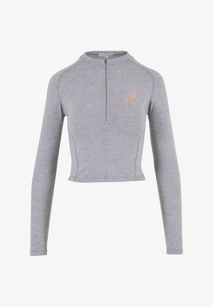 Szara, krótka bluza sportowa z długimi rękawami i zamkiem błyskawicznym przy szyi, ozdobiona jasnoróżowym logo na piersi. Gładka tekstura oraz dopasowany krój.