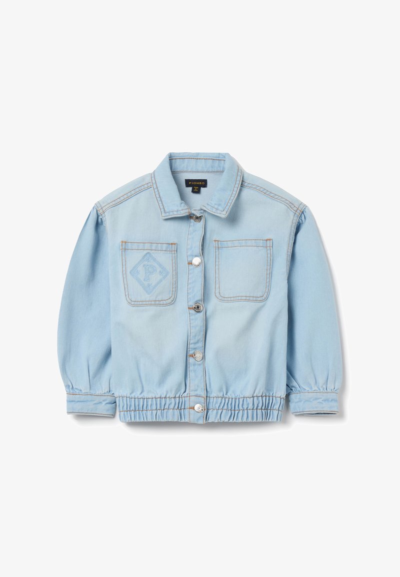 Chaqueta de mezclilla azul clara con cierre de botón, dos bolsillos en el pecho, cinturilla elástica y detalle de logotipo bordado en el bolsillo izquierdo.
