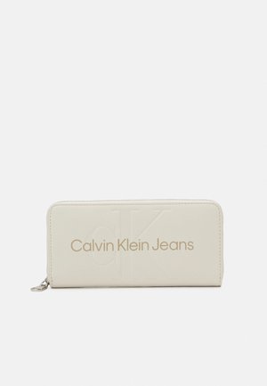 Calvin Klein Jeans SCULPTED ZIP AROUND MONO - Monedero - eggshell