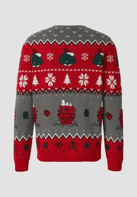 Czerwony i szary sweter świąteczny z motywem płatków śniegu, choinek i prezentów, z ściągaczami na mankietach i dole, wykonany z dzianiny.