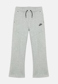 Szürke pamut melegítőnadrág, húzózsinórral ellátott derékkal, két oldalsó zsebbel és fekete Nike logóval a bal lábon; ferde varrási részleteket tartalmaz.