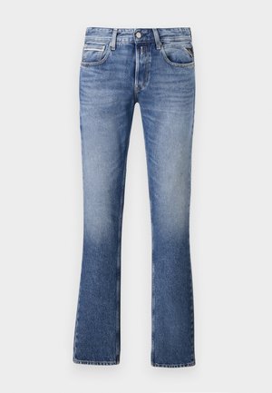 Jasnoniebieskie dżinsy z szerokimi nogawkami, z pięcioma kieszeniami, przednim zapięciem na guzik i delikatnym praniem w całej powierzchni.