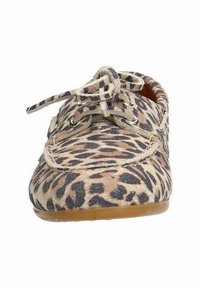 Leopard-Print Schnürschuh aus weichigem Wildleder, mit runder Form, Gummisohle und kontrastierenden schwarzen Punkten auf beigem Hintergrund.