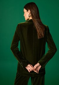 Next REGULAR FIT zielony