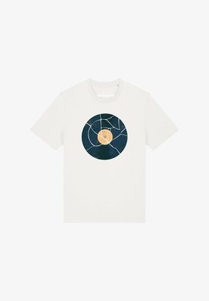 Wit T-shirt met korte mouwen met een afbeelding van een gebarsten zwarte vinylplaat gedrukt in het midden.