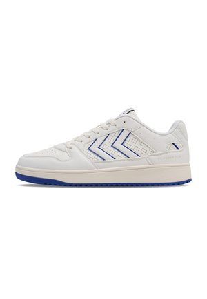 Witte sportschoen met blauwe accenten, geperforeerde zijpanelen en een dikke zool. Heeft een low-top ontwerp en een gestructureerde bovenkant voor grip.