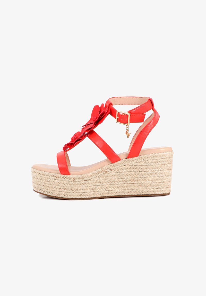 Sandalias de cuña de cuero rojo con plataforma de yute trenzado, detalles florales, correa ajustable en el tobillo y cierre de hebilla dorada.