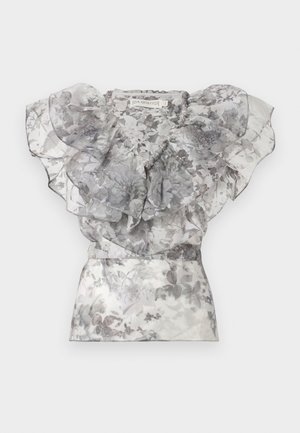Διάφανη, φλοράλ μπλούζα με βολάν σε τόνους του γκρι, με μεγάλα στρωματοποιημένα μανίκια και εφαρμοστή μέση, απλωμένη επίπεδα σε λευκό φόντο.