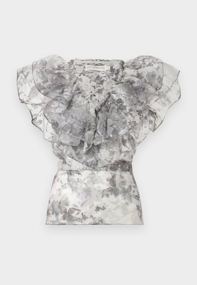 Διάφανη, φλοράλ μπλούζα με βολάν σε τόνους του γκρι, με μεγάλα στρωματοποιημένα μανίκια και εφαρμοστή μέση, απλωμένη επίπεδα σε λευκό φόντο.