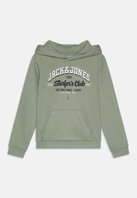 Zelena dukserica izrađena od mekanog materijala, s prednjim kengurovim džepom, kapuljačom s vezicom i bijelim grafičkim natpisom "JACK & JONES Surfer's Club".