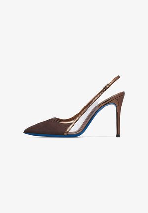 Décolleté slingback marrone con punta affusolata, rifiniture in rosa metallizzato, pannelli laterali trasparenti e suola blu.