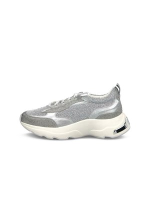 Grauer und silberner Netz-Sneaker mit dicker weißer Sohle und metallischem Fersenakzent, seitlich auf weißem Hintergrund gesehen.