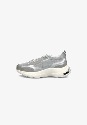 Grijze en zilveren mesh sneaker met dikke witte zool en metalen hielaccent, zijaanzicht op een witte achtergrond.