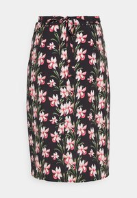 Saia floral com fundo preto, apresentando flores em rosa e branco com hastes verdes. Detalhe de cintura amarrada e silhueta ajustada.