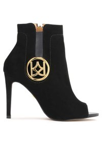 Bottines en cuir suédé noir à bout ouvert avec un talon haut, dotées d'un accent logo circulaire doré et d'une fermeture éclair à l'arrière.