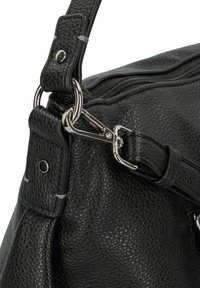 Borsa a tracolla in pelle nera texturizzata con apertura superiore a zip, hardware in argento, spallacci regolabili e forma strutturata.