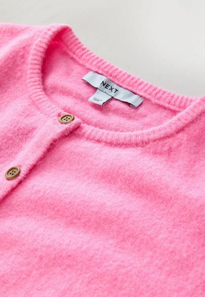 Leuchtend pinker Cardigan aus weichem, strukturiertem Material. Verfügt über einen Rundhalsausschnitt, fünf Knöpfe und ein Etikett mit dem Markennamen "NEXT".