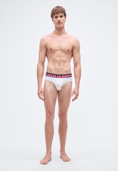 Calzoncillos blancos con una cintura elástica de logotipo DSQUARED2 en rosa y negro. La tela es suave y el ajuste es ceñido con un diseño de tiro bajo.