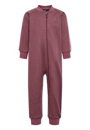 Combinaison à manches longues bordeaux avec fermeture éclair, dotée de poignets côtelés et d'un logo subtil sur la poitrine, fabriquée en tissu doux et texturé.