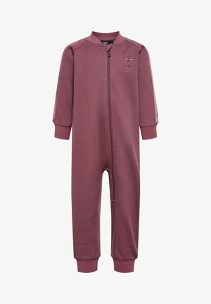 Combinaison à manches longues bordeaux avec fermeture éclair, dotée de poignets côtelés et d'un logo subtil sur la poitrine, fabriquée en tissu doux et texturé.