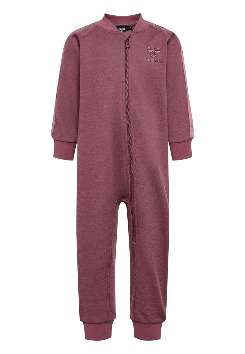 Mono de una pieza de manga larga color burdeos con cremallera y puños acanalados, que presenta un logotipo sutil en el pecho, fabricado con una tela suave y texturizada.