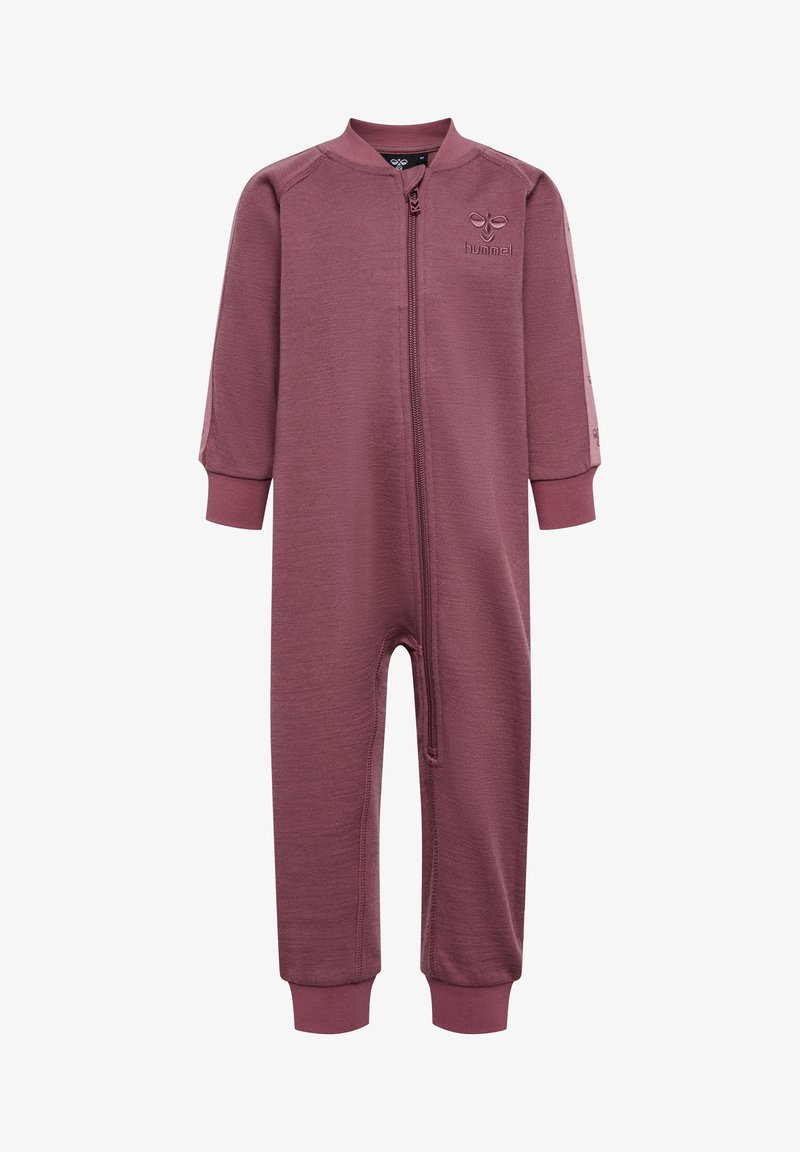 Mono de una pieza de manga larga color burdeos con cremallera y puños acanalados, que presenta un logotipo sutil en el pecho, fabricado con una tela suave y texturizada.