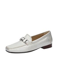 Silberne Lederloafer mit gestickten Details, einem metallischen Schnallenakzent und einem niedrigen Holzabsatz. Glatte Textur und klassische Silhouette.