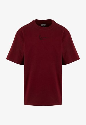 Bordeauxfarbene Baumwoll-T-Shirt mit Rundhalsausschnitt und kurzen Ärmeln, ausgestattet mit einem kleinen schwarzen Logo, das auf der Brust gestickt ist. Glatte Textur.