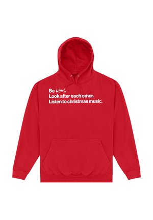 Rød hættetrøje med en frontlomme, der har hvid tekst, som siger "Vær venlig. Tag dig af hinanden. Lyt til julesange."