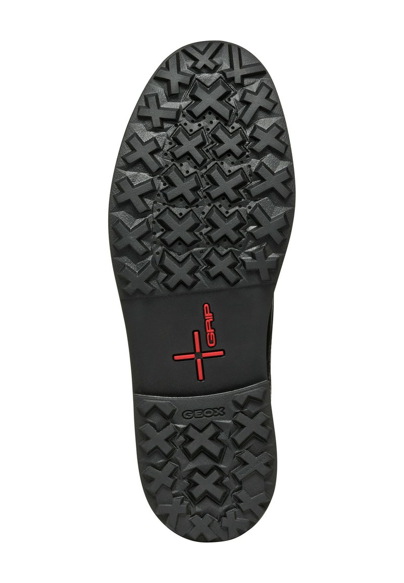 Schwarze Gummisohle mit strukturiertem Profil und Kreuzmustern, gekennzeichnet mit "GEOX" und einem roten "+"-Symbol für besseren Grip.