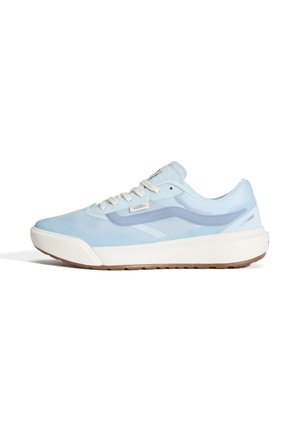 Zapatilla Vans Ultrarange de color azul claro con cordones blancos, mediasuela blanca y suela exterior marrón texturizada, vista de lado sobre un fondo blanco.