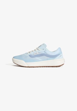 Baskets Vans Ultrarange bleu clair avec lacets blancs, semelle intermédiaire blanche et semelle extérieure texturée marron, présentées de profil sur fond blanc.