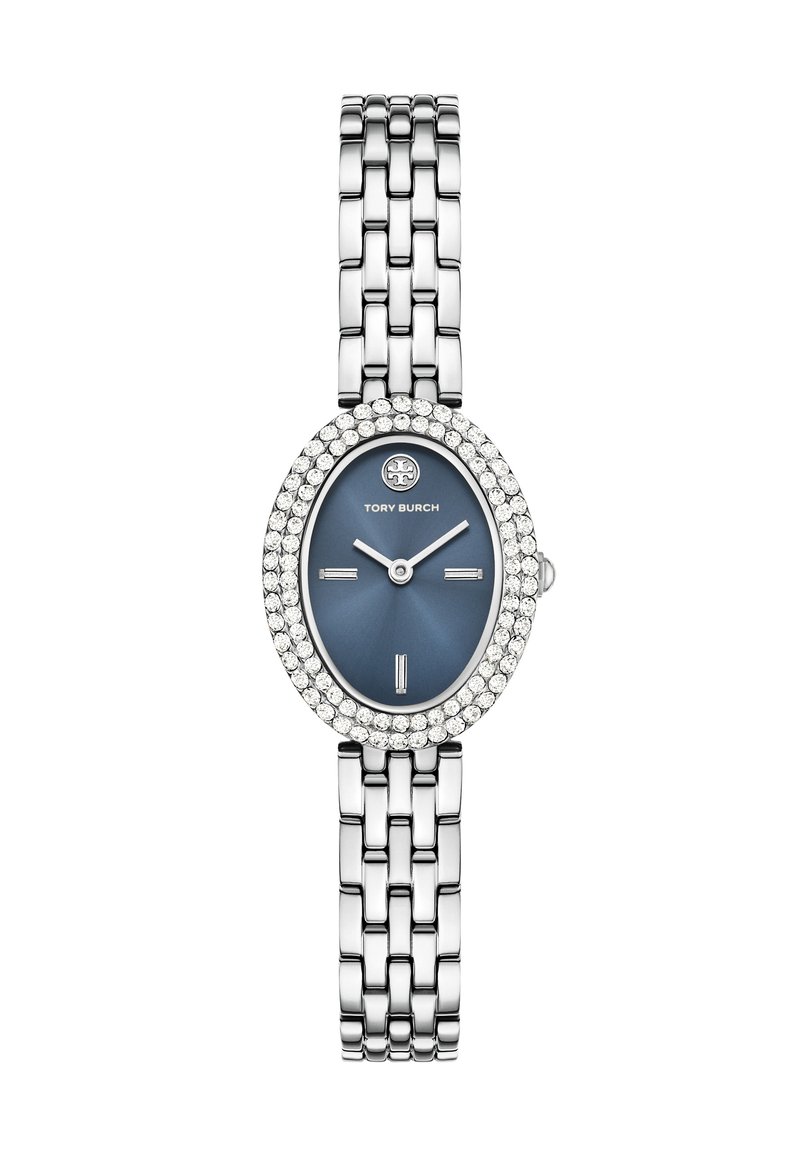 Srebrny zegarek z niebieską owalną tarczą, otoczony obręczą z przezroczystymi kryształkami oraz metalową bransoletą w formie łańcucha.