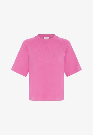 Maglietta a maniche corte di colore rosa brillante, con scollatura rotonda e colletto a coste, esposta su uno sfondo bianco.