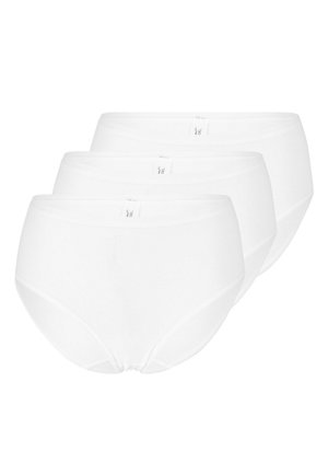 Tre paia di slip bianchi a vita alta impilati, ognuno con una piccola etichetta di tessuto centrata in vita.