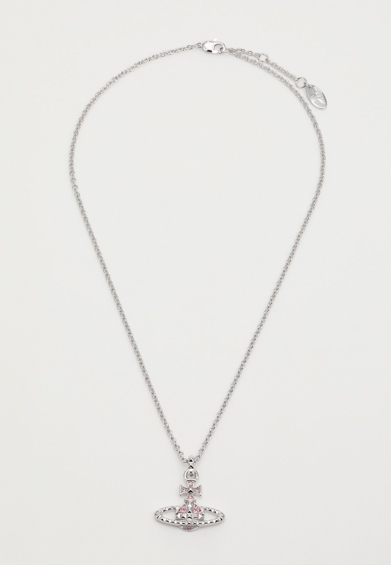 Colar de prata com um pendente circular apresentando detalhes intricados e acentos de pedras preciosas rosas, suspenso por uma fina corrente.