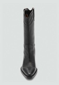 Bota de cuero negro hasta el tobillo con puntera afilada, textura suave, detalles de costura sutiles y diseño de fácil calce.