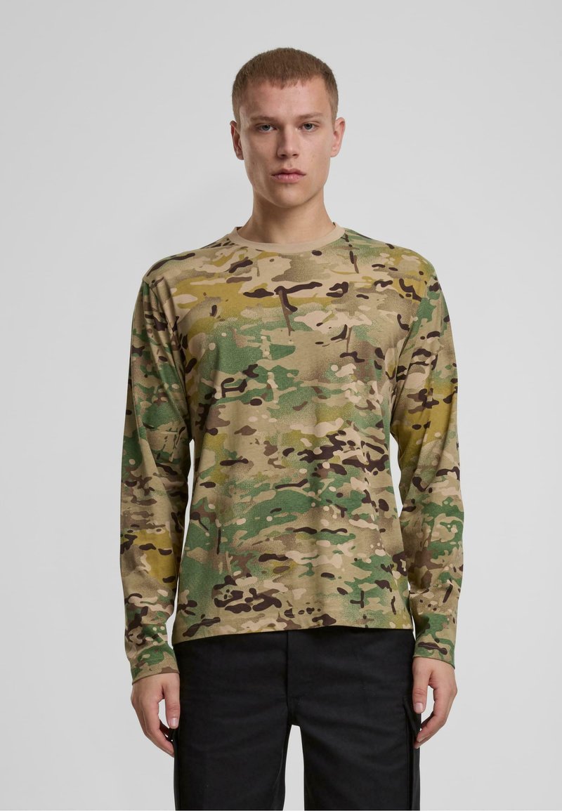 Majica dugih rukava u camo uzorku s nijansama zelene, smeđe i žute boje. Izrađena od teksturiranog materijala s dizajnom okruglog izreza.