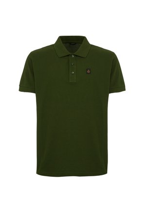 Polo a maniche corte verde scuro con colletto, tre bottoni e una piccola toppa con logo marrone sul petto sinistro.