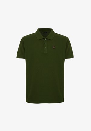 Polo a maniche corte verde scuro con colletto, tre bottoni e una piccola toppa con logo marrone sul petto sinistro.